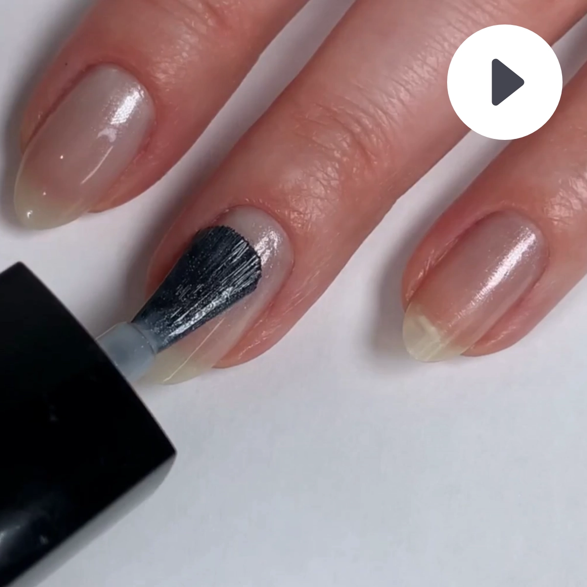 Video LONDONTOWN kur Illuminating Nail Concealer Rozjasňovač nehtů Quartz mléčný